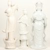 Drie beeldjes van monochroom wit porselein in de stijl van het blanc de Chine.