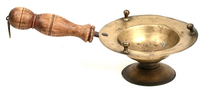 Een messingen pijpkomfoor met gedraaid houten handvat. Met merkteken. XVIIIe eeuw.