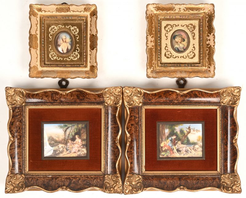 Twee paar miniaturen met romantische scènes naar de rococo.