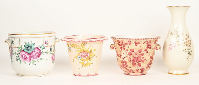 Drie Dresdener en Italiaanse aardewerken cachepots en een porseleinen vaas van Fürstenberg.