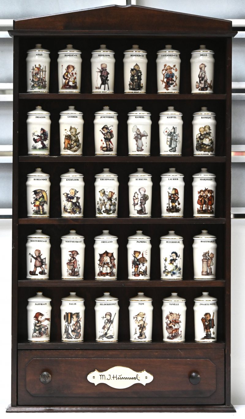 De Hummel kruidenpotjescollectie. Een houten rekje met dertig porseleinen kruidenpotjes, versierd met illustraties van M.I. Hummel. Gemaakt onder licentie van Goebel door Mayfair Collection.