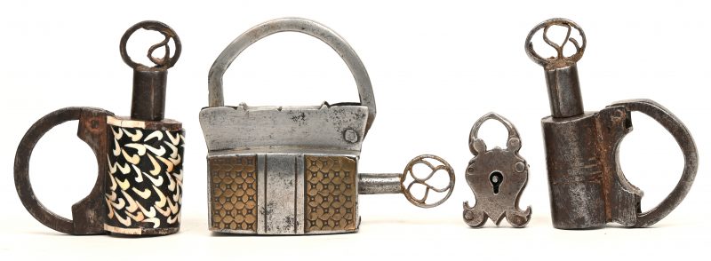 Vier antieke hangsloten van smeedijzer. Een ingelegd met been. Drie met sleutel.