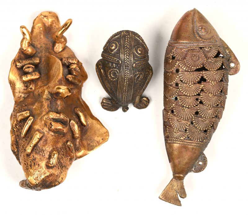 Drie Afrikaanse gewichten van brons: een vis, een pad en een masker. Ghana.