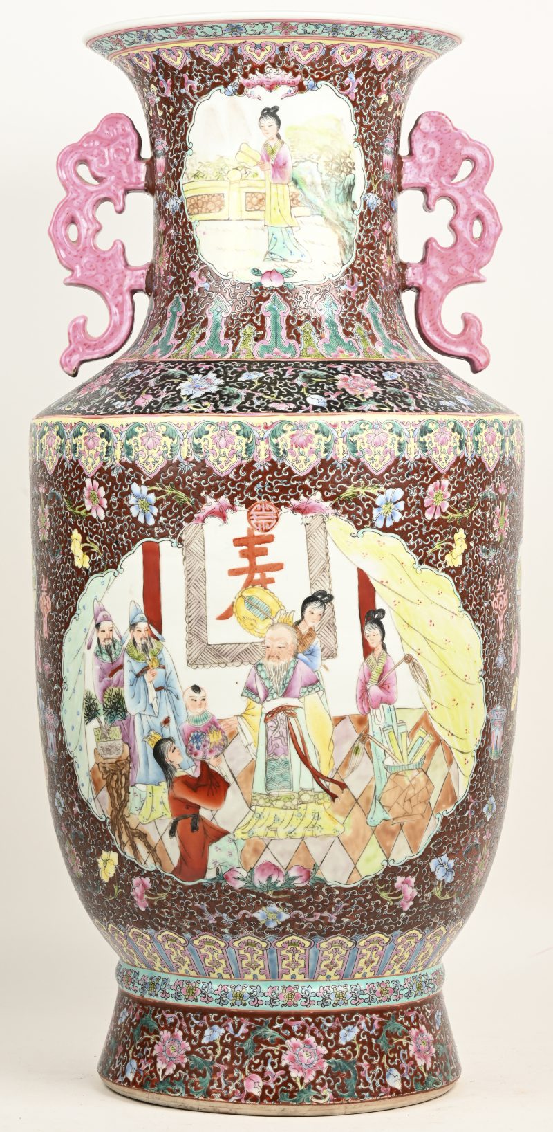 Een grote vaas van Chinees porselein. Versierd met talrijke personages in uitsparingen. Onderaan gemerkt.