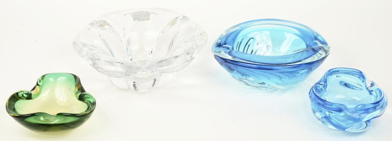 Vier diverse schalen en asbakken van kristal, groen, blauw en kleurloos. De grootste gemerkt van Val St-Lambert.