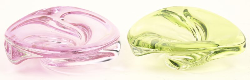 Twee kristallen asbakken, een roze en een groene. Onderaan gemerkt.