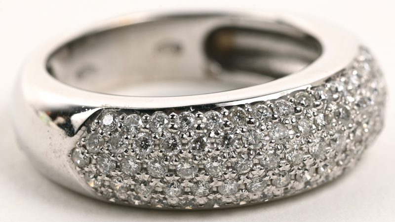 Een 18 K witgouden ring bezet met briljanten met een gezamenlijk gewicht van +- 0,90 ct.