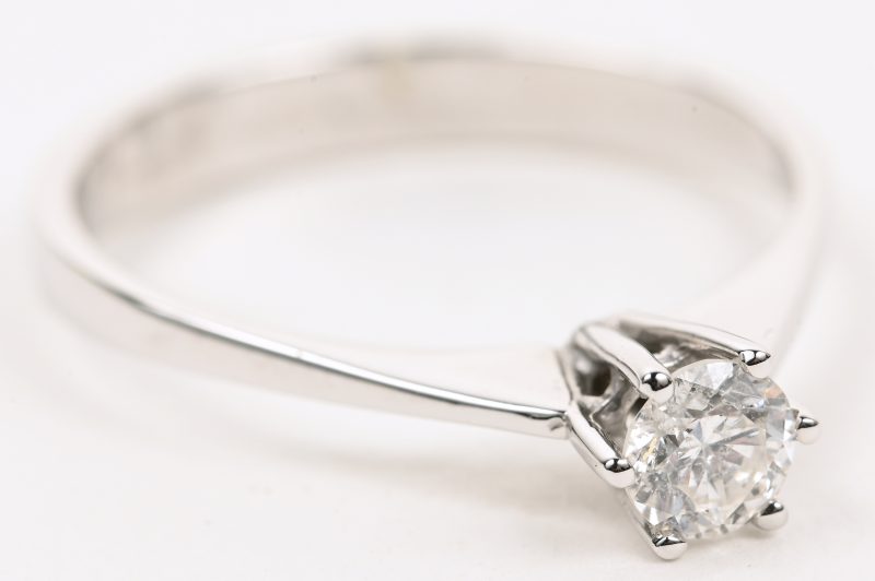 Een 18 K witgouden ring bezet met één briljant van +- 0,33 ct.