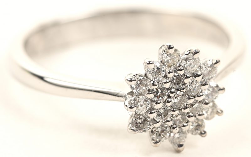 Een 18 K witgouden ring bezet met briljanten met een gezamenlijk gewicht van +- 0,30 ct.