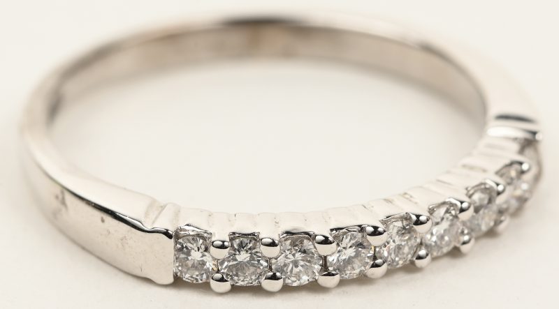 Een 18 K witgouden ring bezet met briljanten met een gezamenlijk gewicht van +- 0,28 ct.