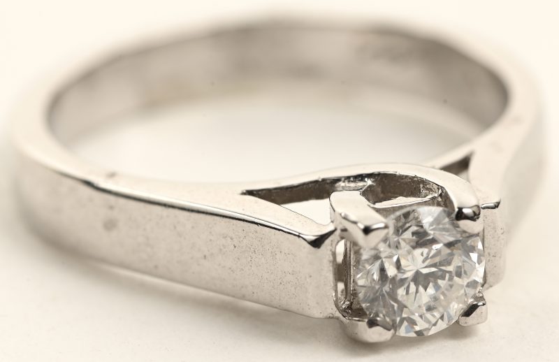 Een 18 K witgouden ring bezet met één centrale briljant van +- 0,55 ct.