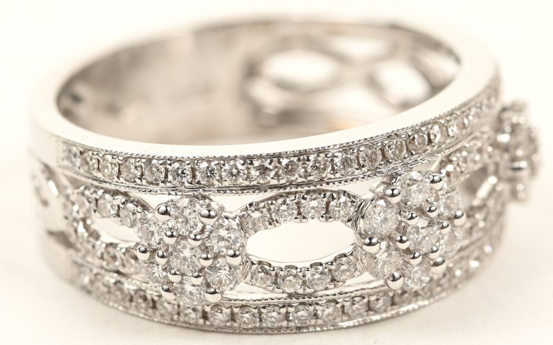 Een 18 K witgouden ring bezet met briljanten met een gezamenlijk gewicht van +- 0,82 ct.
