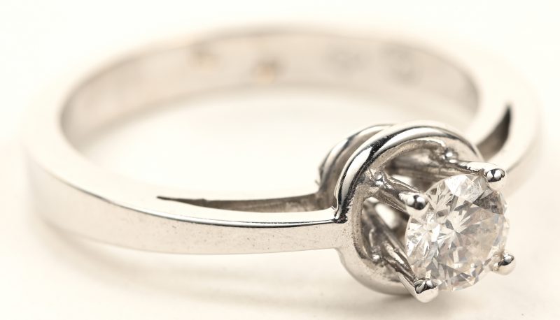Een 18 K witgouden ring bezet met één briljant van +- 0,46 ct.