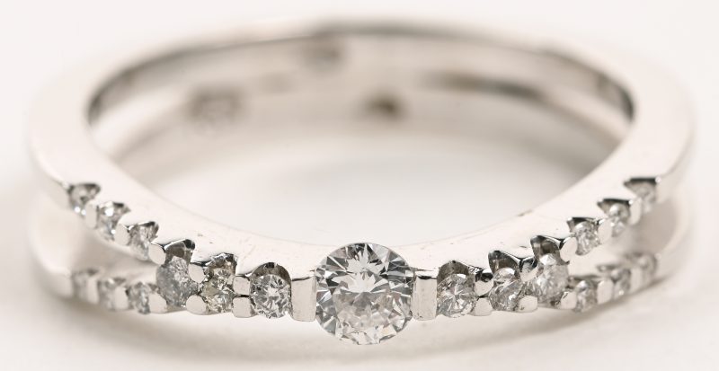 Een 18 K witgouden ring bezet met briljanten met een gezamenlijk gewicht van +- 0,42 ct.