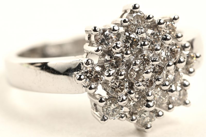 Een 18 K witgouden ring bezet met briljanten met een gezamenlijk gewicht van +- 0,98 ct.