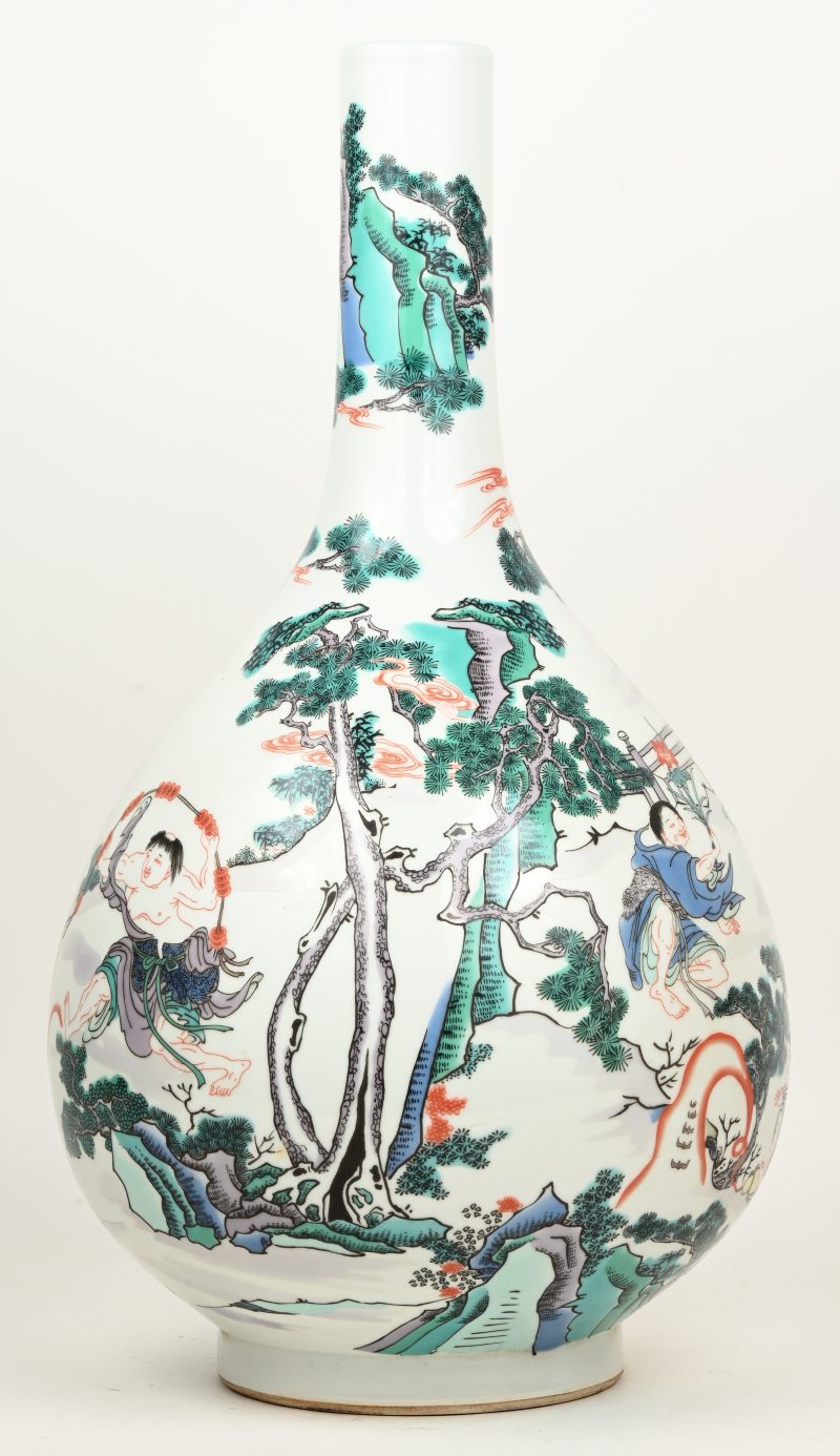 Een famille verte vaas in Chinees porselein, met personages in landschappen. Onderaan Kanghsi merk in dubbele cirkel.