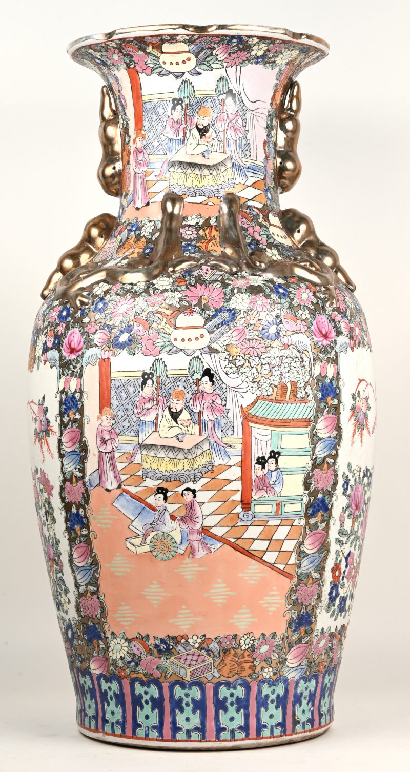 Een balustervaas van Chinees porselein met een meerkleurig en verguld decor van personages. Gemerkt onderaan.