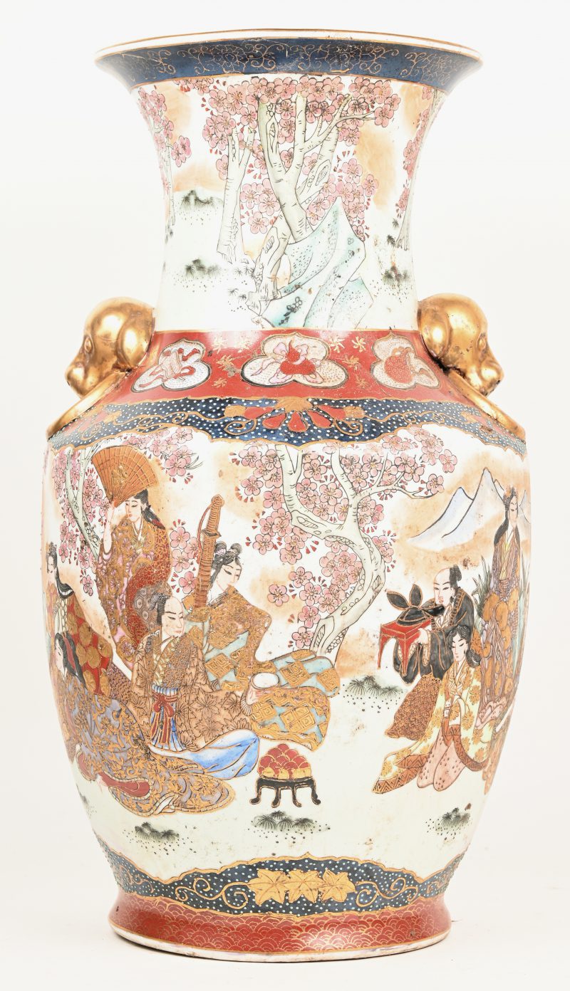 Een balsutervaas van Chinees porselein, versierd met een meerkleurig Satumadecor. Onderaan gemerkt.