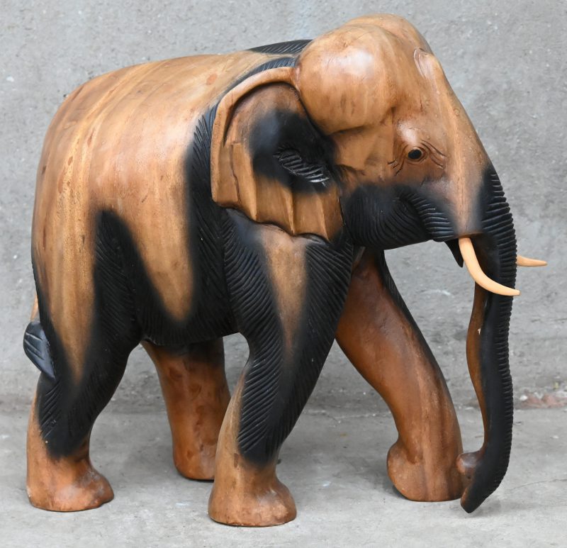 Een gebeeldhouwd houten olifant. Thais werk.