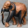 Een gebeeldhouwd houten olifant. Thais werk.