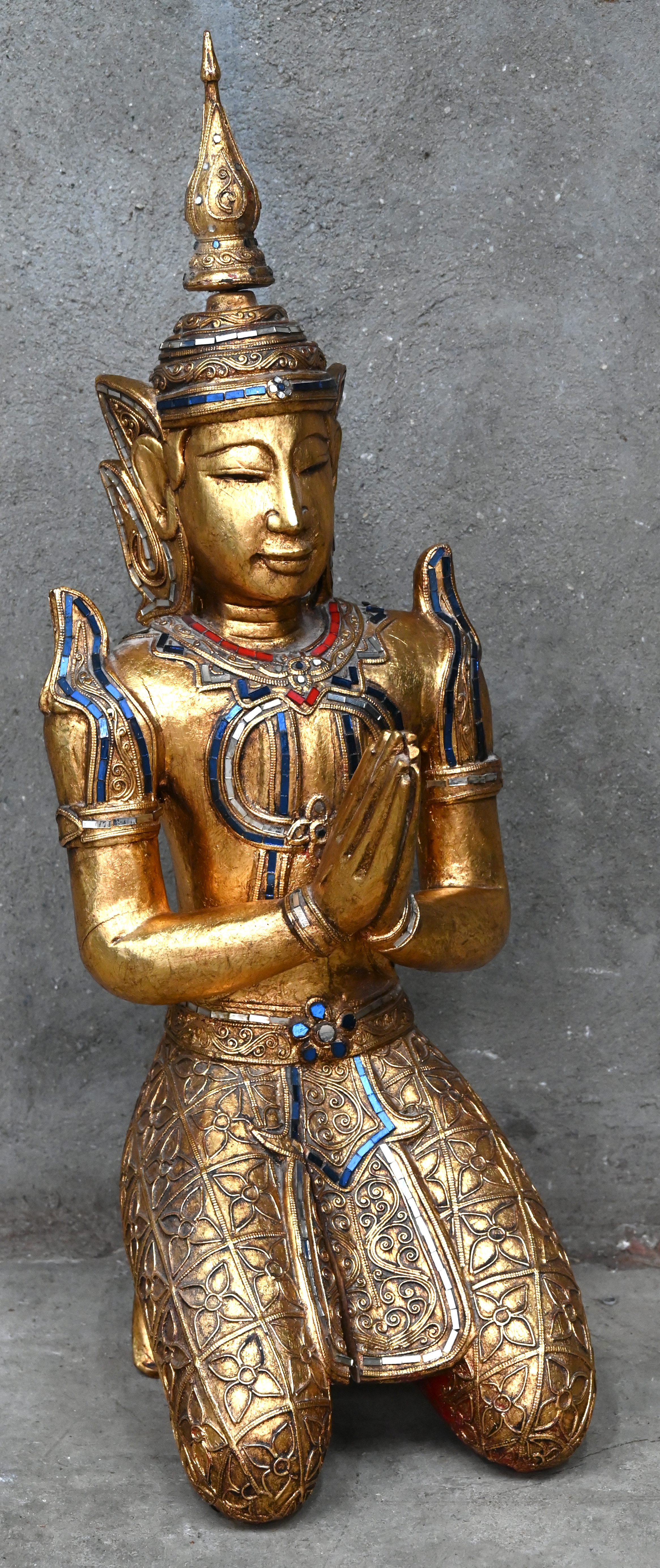 Deens in de tussentijd verantwoordelijkheid Een knielende Thaise Boeddha van verguld hout. – Jordaens N.V. Veilinghuis