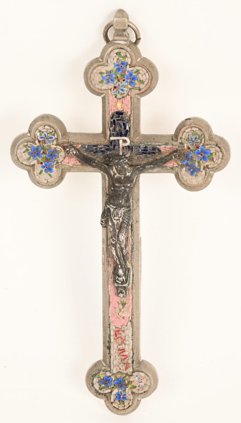Een metalen crusifix, het kruis ingelegd met mosaïek. Italië.