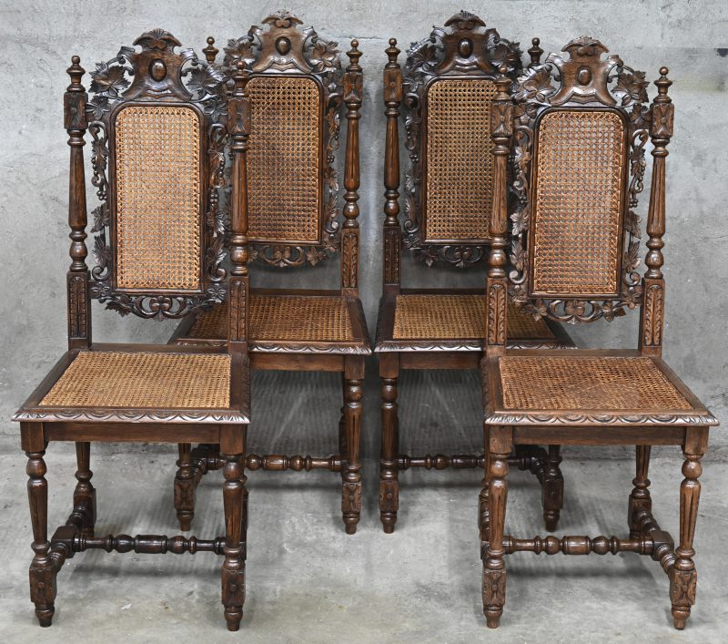 4 antiek gesculpteerde stoelen, met gecaneerde rug en zit.19e eeuws