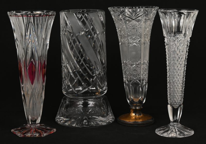 Een lot van vier kristallen vazen, waarvan één met rode kleur in het midden.