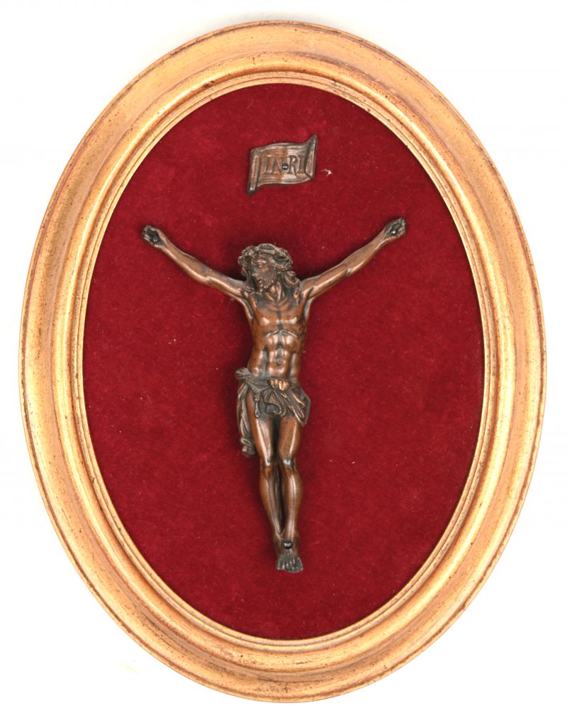 Christus aan het kruis, bronzen beeldje in ovalen kader, velour bekleding.