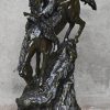 Grote beeldgroep in brons “The Mountain Man”, gesigneerd Frederic Remington, posthume gieting.