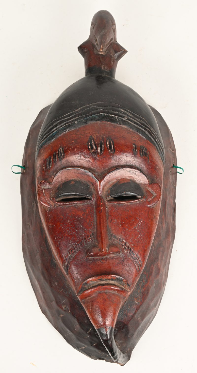 Masker in gesculpteerd hout, deels ingekleurd, Baoulé - Ivoorkust