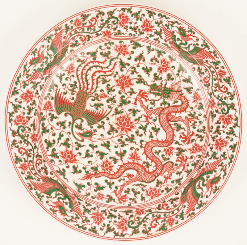 Chinees porseleinen schaal, rood-groen met drakentekening, markering onderaan
