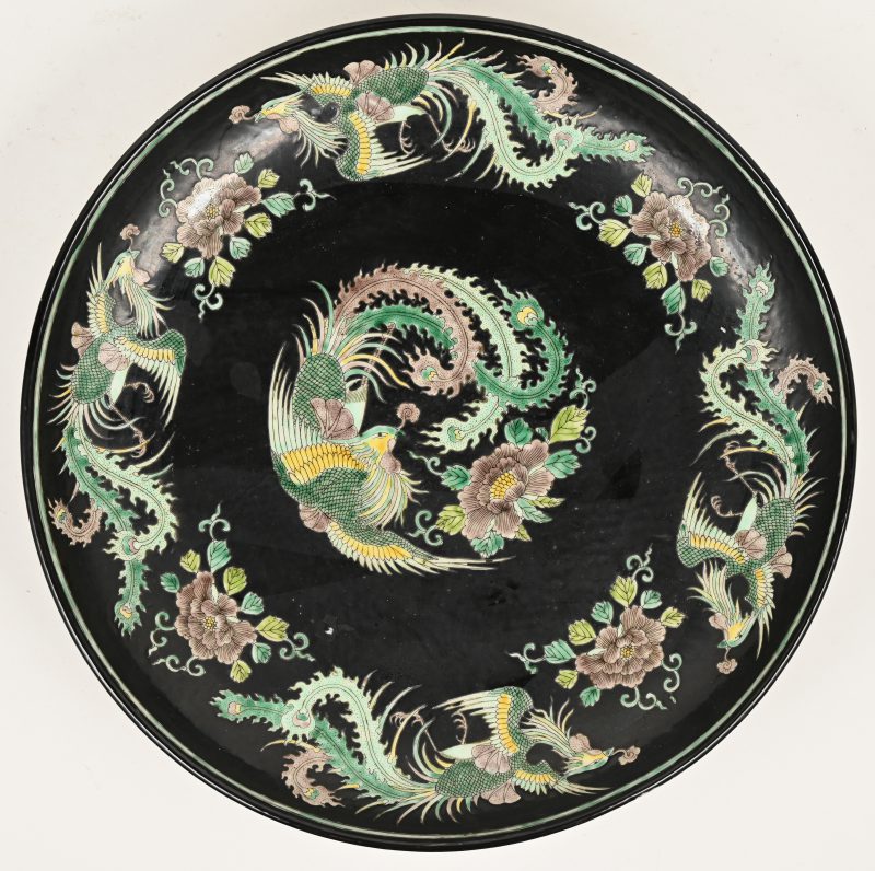 Chinees porseleinen schaal, donker zwart met groene vogelfiguren, naar famille noir