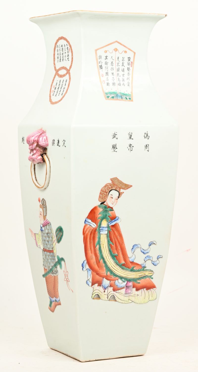 Chinees porseleinen vaas, 4-hoekig, afbeelding 4 figuren met diverse teksten, markering onderaan,