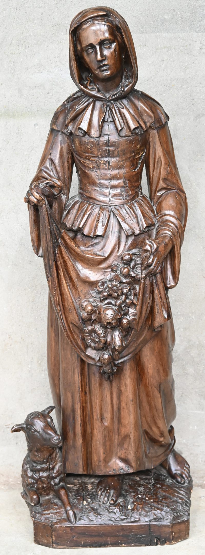 “Herderin met lammetje.” Gesculpteerd houten beeld, laat 19de eeuws.