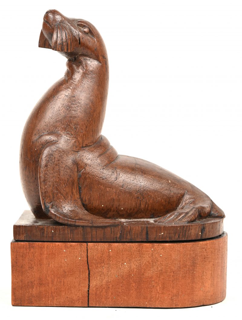 “Walrus.” Gesculpteerd houten beeldje op sokkel. Gesigneerd.