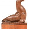 “Walrus.” Gesculpteerd houten beeldje op sokkel. Gesigneerd.