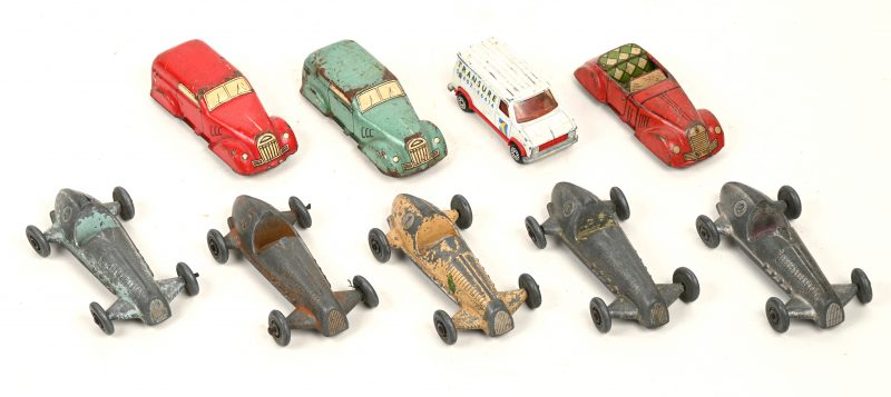 Een lot van acht speelgoedautootjes uit blik en tin. We voegen er één majorette wagen aan toe.