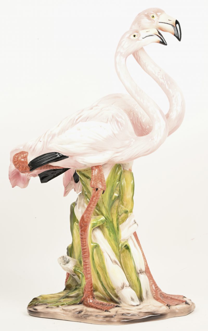 beeld 2 flamingo’s, gemakeerd “ITALY” onderaan, lichte haarlijn schade aan voet