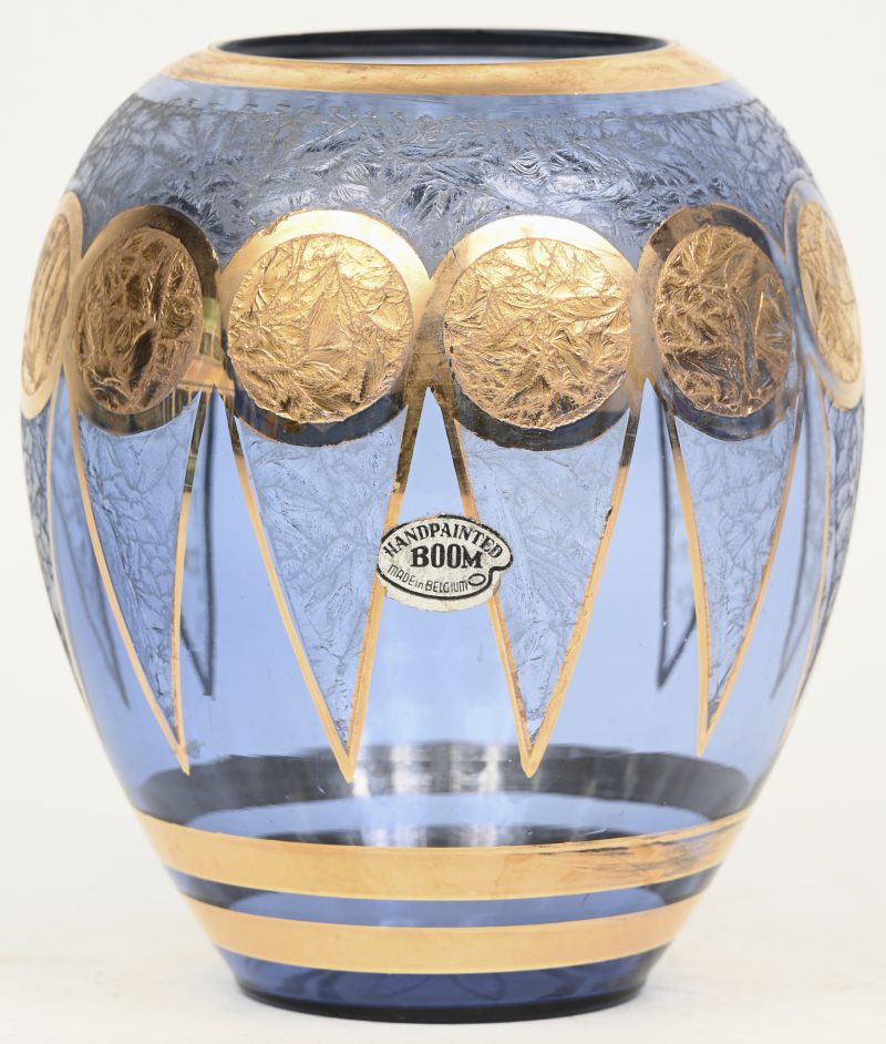 Zeldzaam Booms vaasje in blauw glas met gouden design, label “handpainted in Boom”