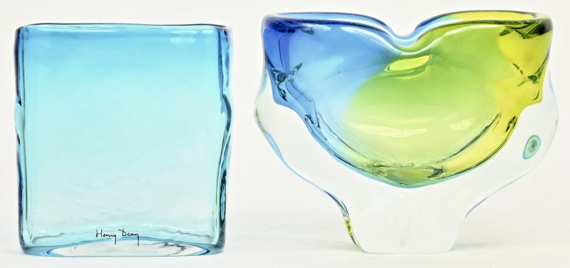 lot 2 vazen blauw en blauw-groen glas, ‘70s1 h14cm x b17cm2 h13cm x b12cm