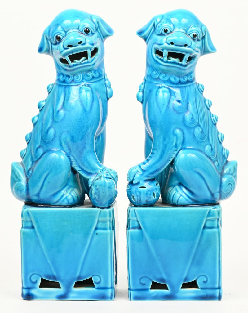 lot 2 blauw glazuur beeldjes, tempelhonden/wachters, markering onderaan 213 & 257