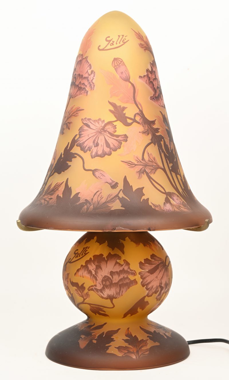 Een lamp van glaspasta in art nouveaustijl met een geëtst decor van vruchten en bladeren. Naar Gallé.