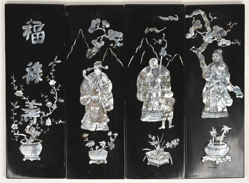 Vier zwart gelakte paneeltjes met parelmoer ingelegd. Chinees werk.