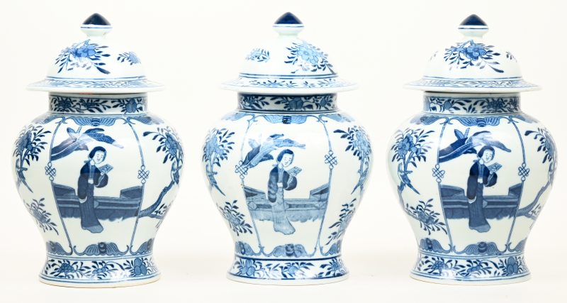 Een lot van drie dekselvazen uit blauw en wit Chinees porselein. Decoratie met figuren. Onderaan gemerkt.