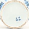 Een lot van drie dekselvazen uit blauw en wit Chinees porselein. Decoratie met figuren. Onderaan gemerkt.
