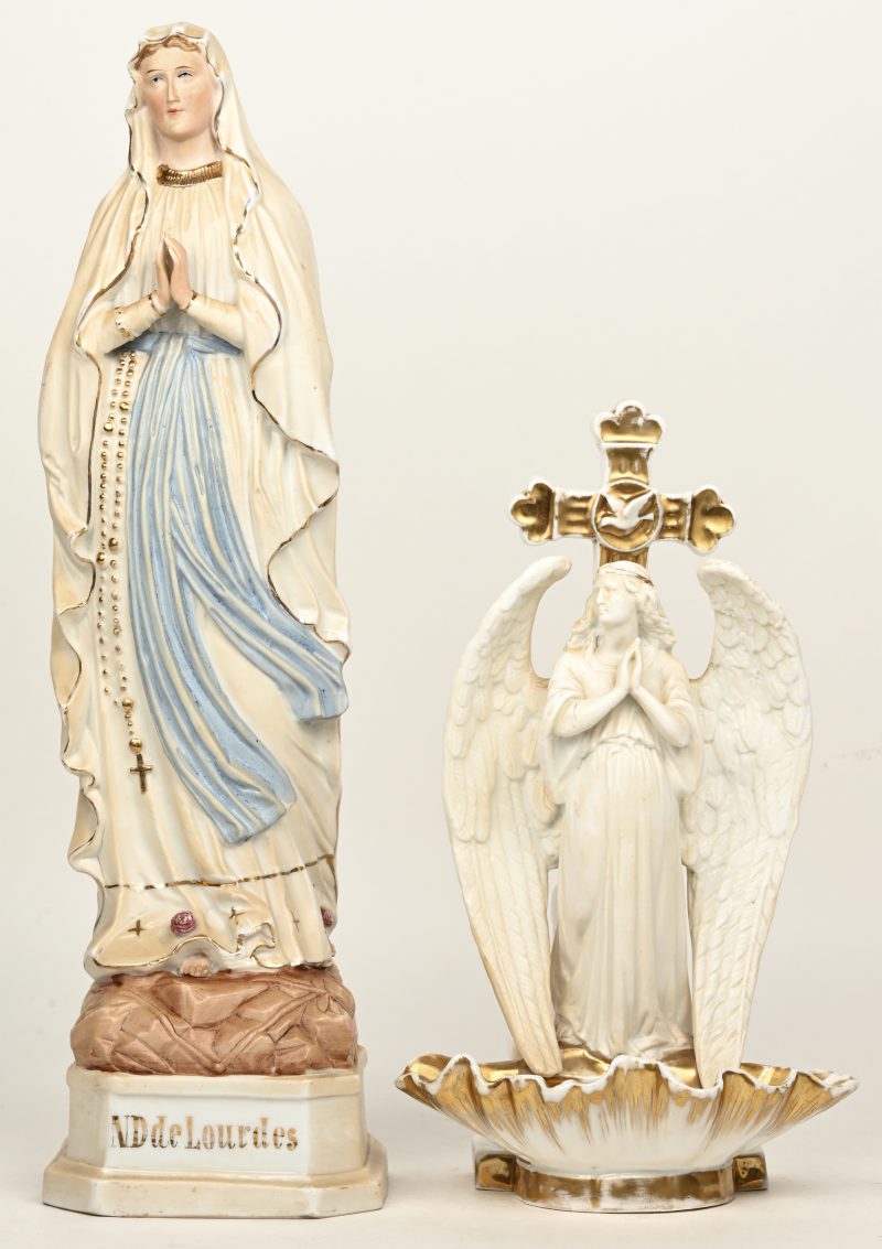 Een madonna beeld van Lourdes in biscuit en een porseleinen wijwatervat.