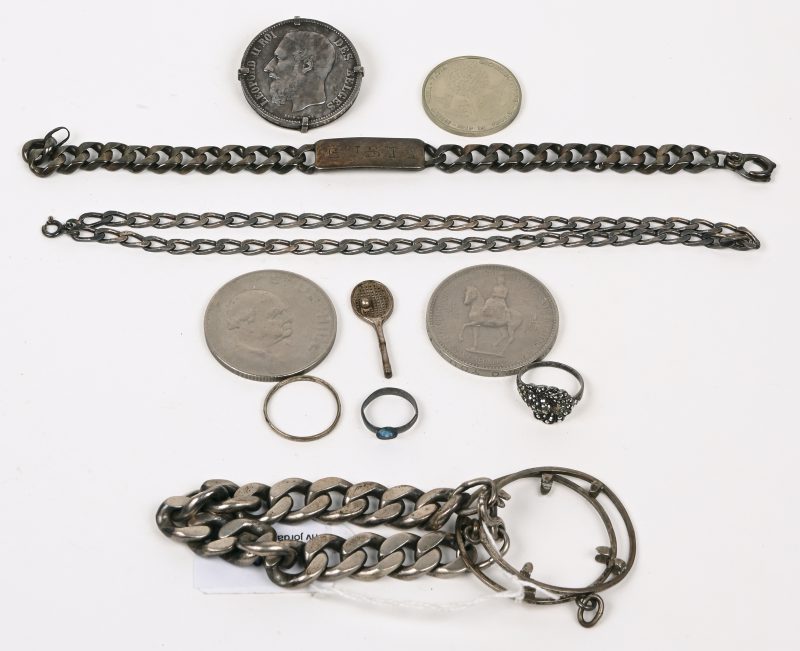 Lot zilver waaronder een ring bezet met markasiet een schakelketting en twee schakelarmbanden en munten.