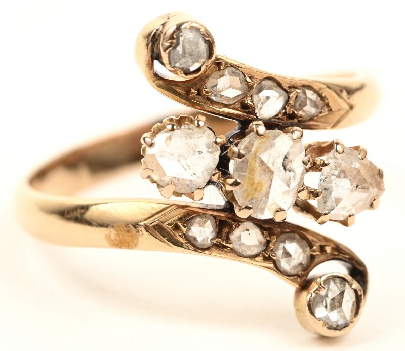 Een 18 karaats geelgouden ring bezet met diamanten oude slijp met een gezamenlijk gewicht van +- 0,80 ct.