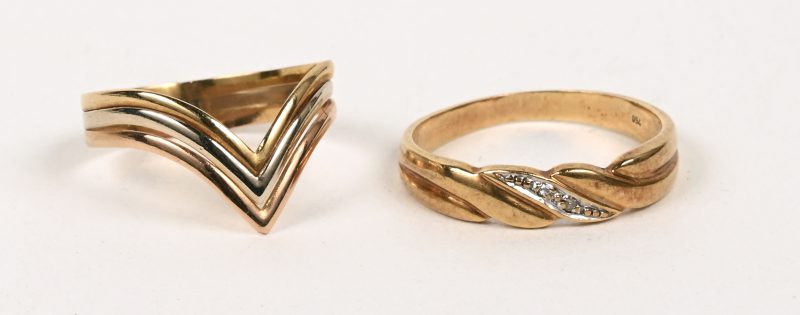 Een 18 karaats wit en geelgouden ring bezet met met briljantjes. We voegen er een driekleurige ring aan toe.